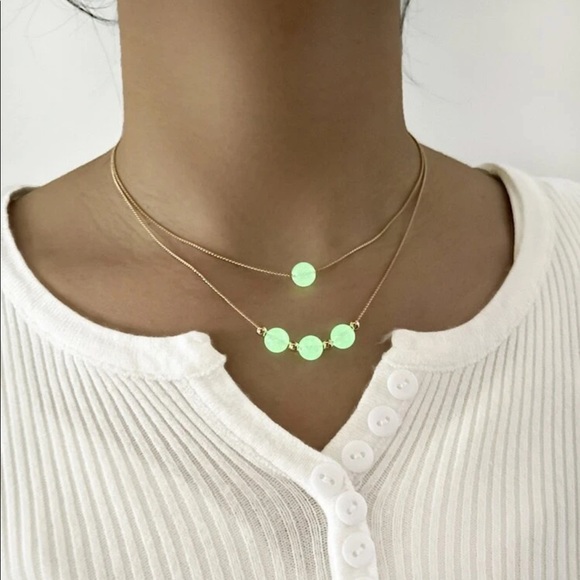 Eye-catching Glowing Gold chain layered necklace - Picture 2 of 5